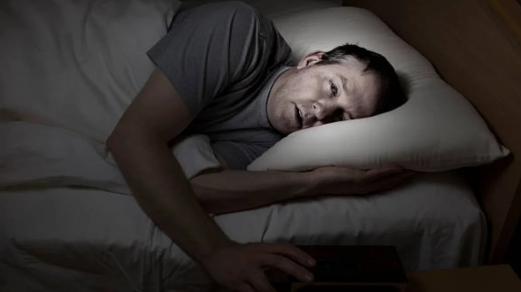Habit studimi: Një natë pa gjumë mund ta plakë trurin tuaj me dy vite