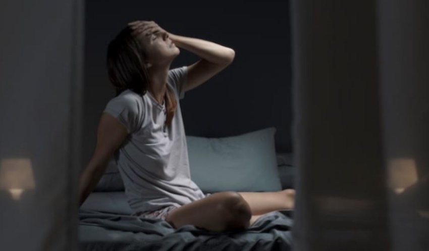 Si të flemë më mirë në mot të nxehtë, sipas ekspertëve të gjumit