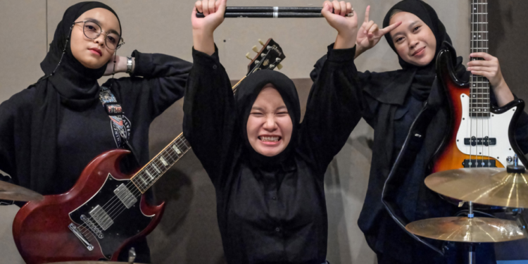 Tre vajzat me hijab që “elektrizojnë” skenën me performancat ‘rock’