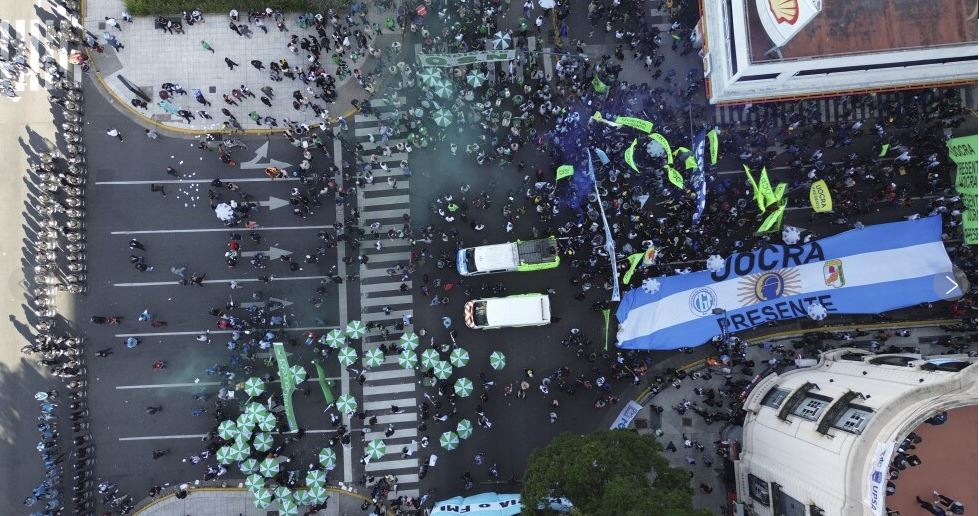 Diku festë  e diku tjetër protestë  Sindikatat e punëtorëve në mbarë botën marshojnë për 1 majin