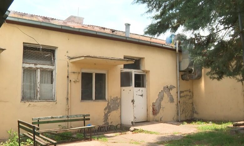 Lavanderia e spitalit u kthye në funksion edhe pse punonjësit janë pa rroga për gati katër muaj
