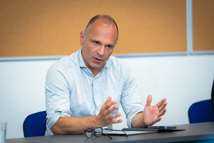 Filipçe  Qeveria nuk është stabile